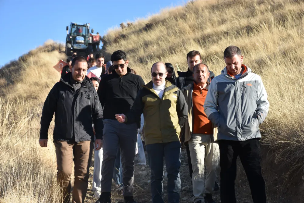 Oltu’da Tavşan Tepe’de Bayrak Coşkusu